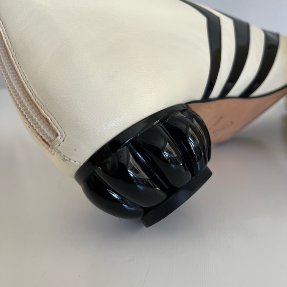 Auth 2012 CHANEL Leather Boots - Picture 5 of 9